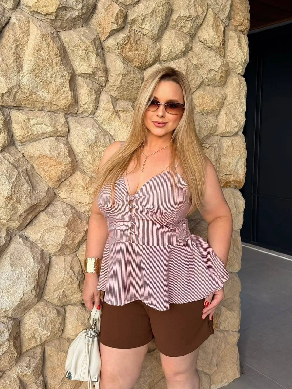 Conjunto Cropped Peplum com Botões Frontal e Short no corpo