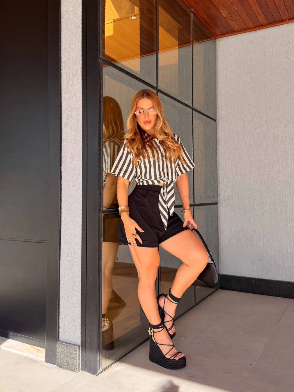 Conjunto Cropped com Botoes e Amarração e Short no corpo