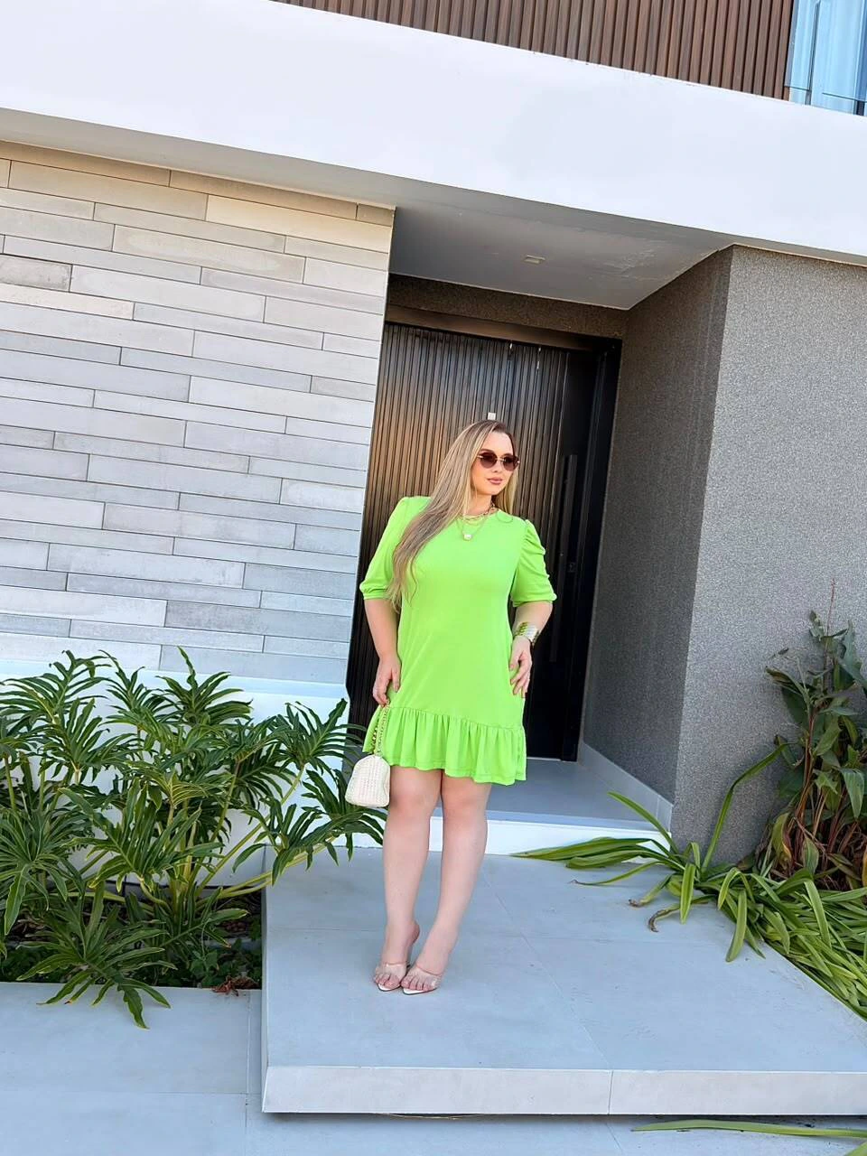 Vestido de Mangas Bufante e Babado no corpo